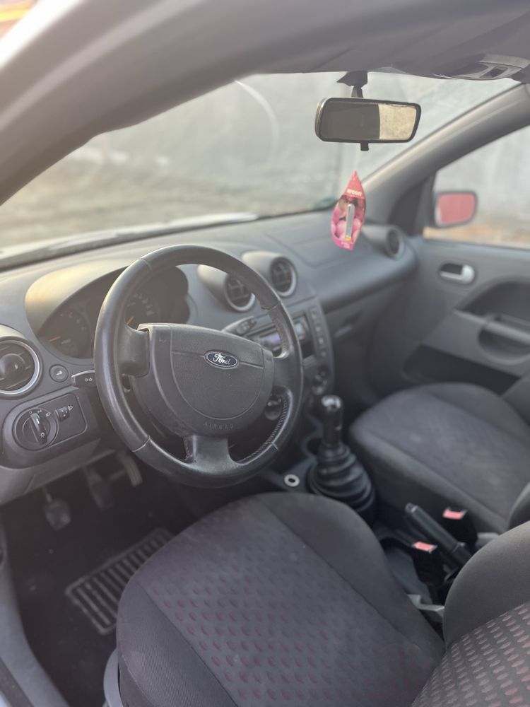 Vând Ford Fiesta