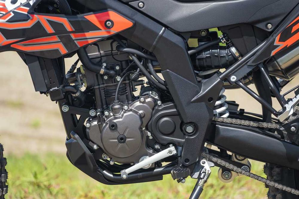 Aprilia RX 125 - Probabil singurul model enduro 125 omologat de strada