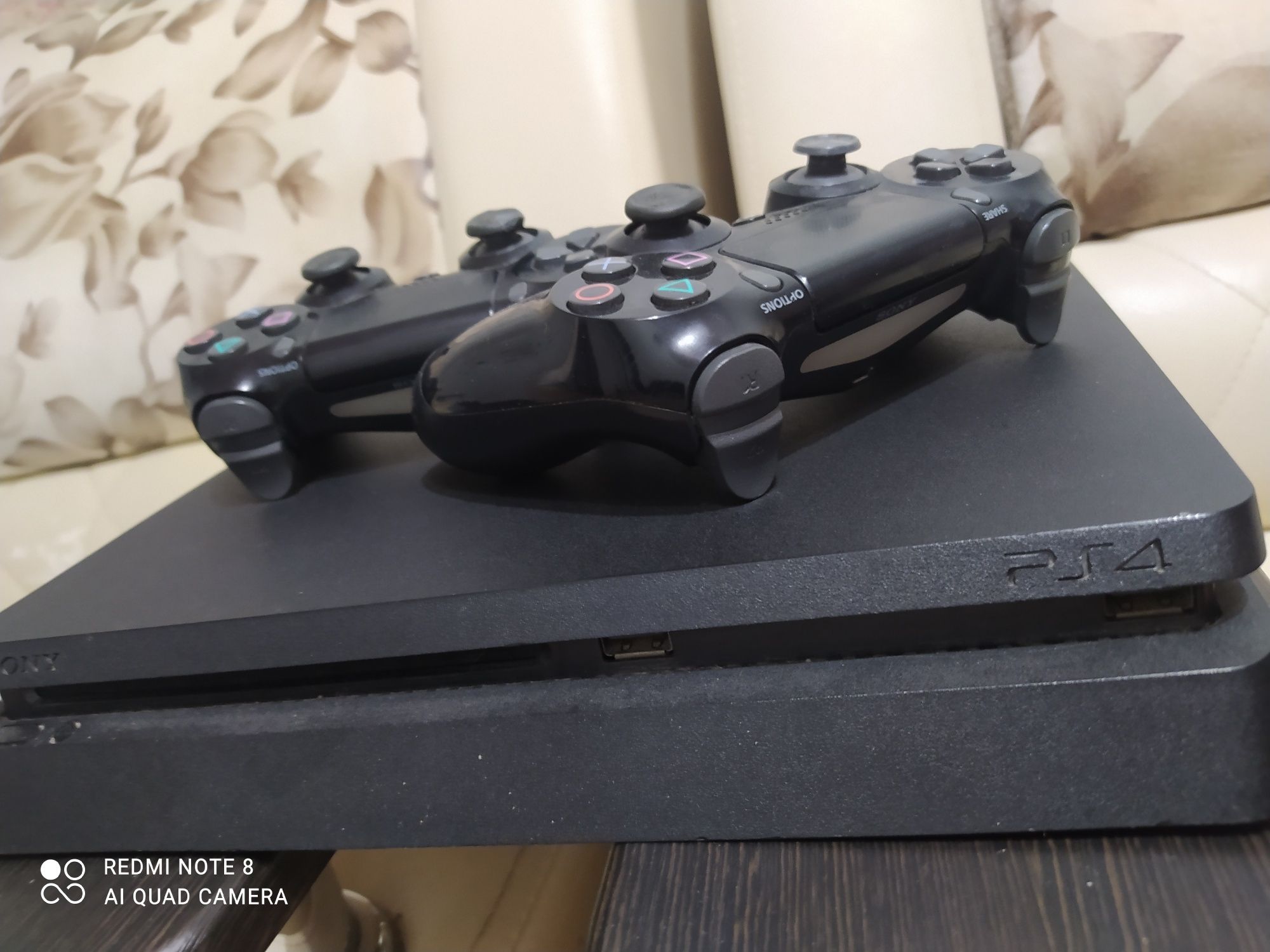 PlayStation 4 2джостика игры есть