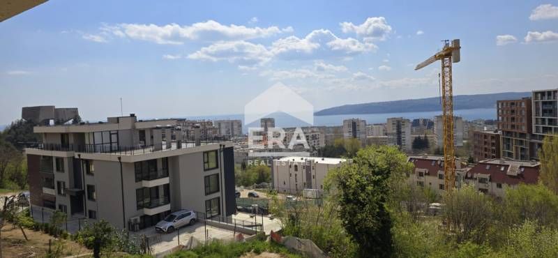 Тристаен апартамент за продажба, с големи стаи и морска панорама, в но