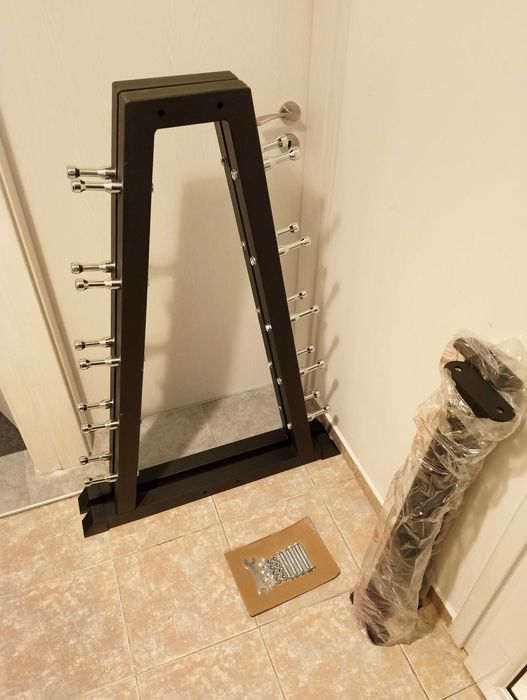 Продавам стойка за лостове тип пирамида