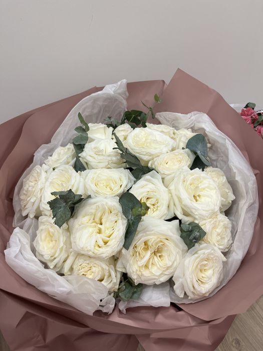 Букет белых крупных роз