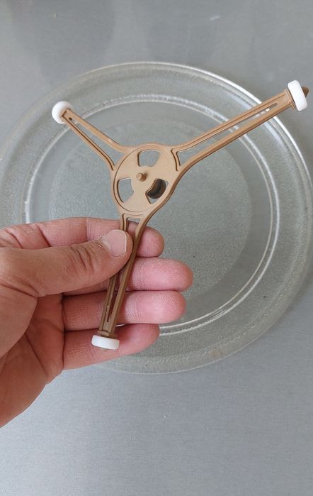 Тарелка с подставкой от микроволновой печи.