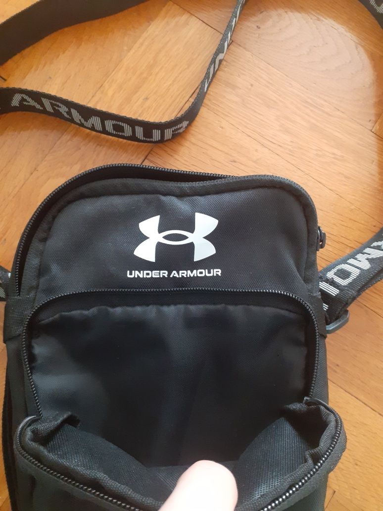 чантичка Under Armour