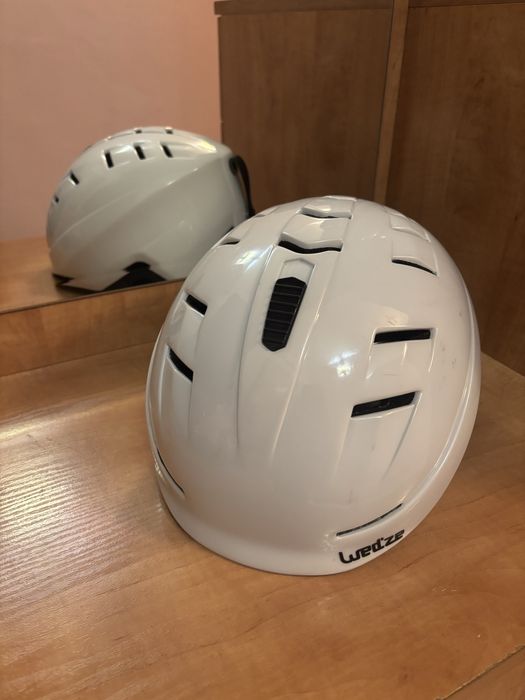 Каска, очила и маска за ски/сноуборд.