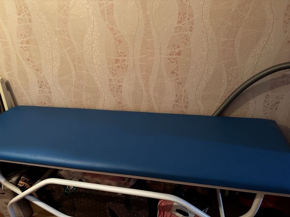 Продам кушетку, состояние отличое, нигде царапин и дырок нет.