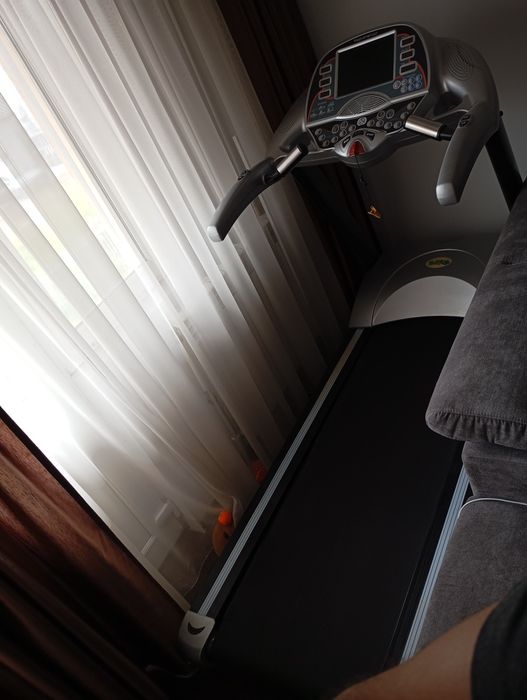 Vând banda de alergat profesională