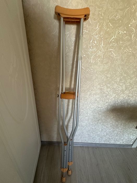 Продам костыли регулируемые б/у 2 месяца.