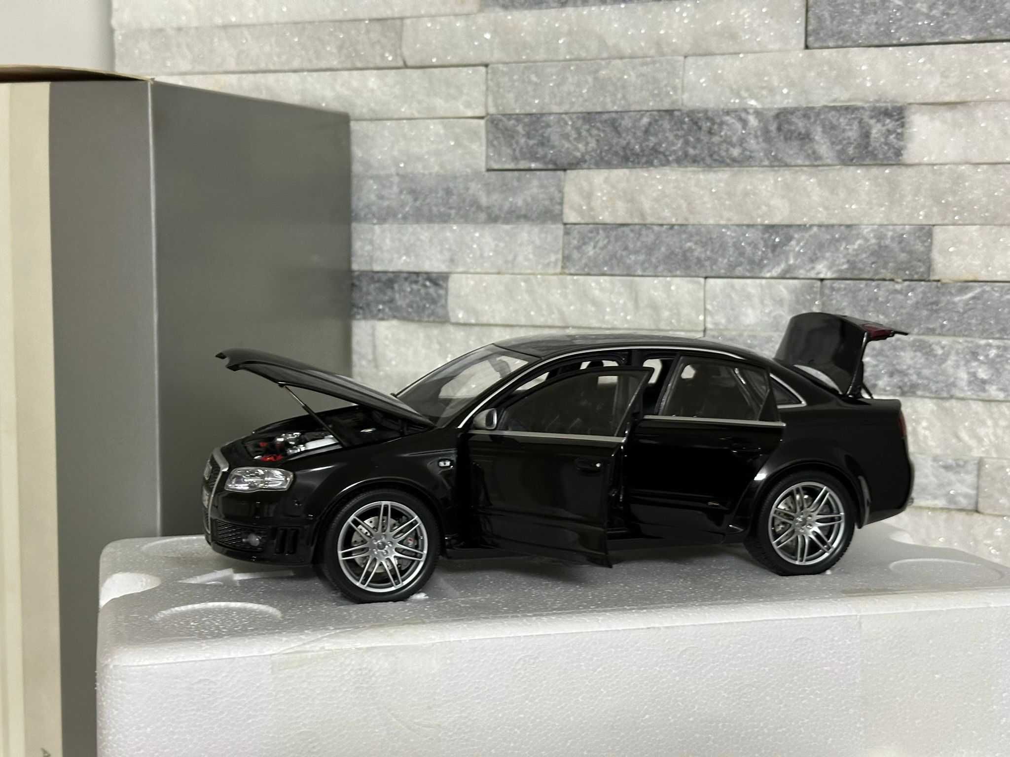 macheta audi rs4 b7 minichamps 1:18