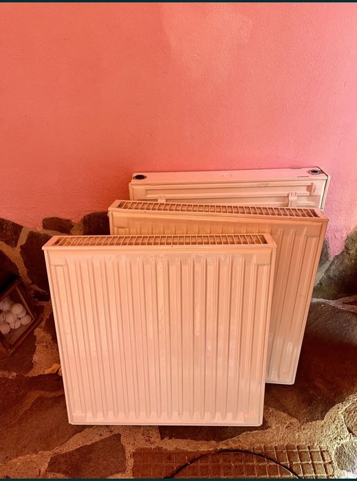 Vând 2  calorifere oțel, 150 de lei buc.