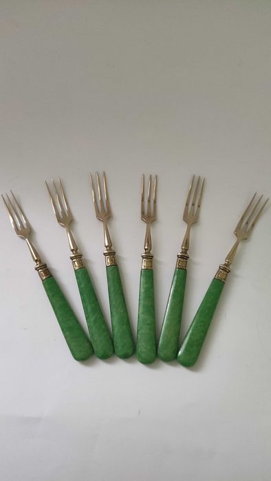 Десертни прибори от месинг с перленозелена бакелитова дръжка