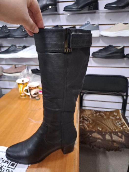 Срочно продам новые кожанные женские сапоги SOPEIA за 40 000, торг