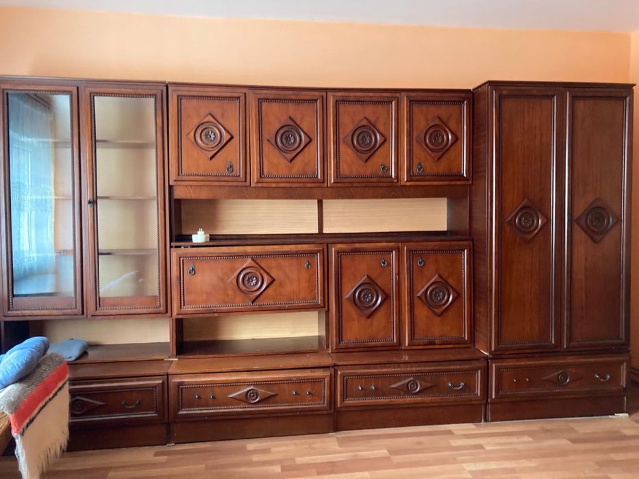 Mobila veche din lemn masiv.