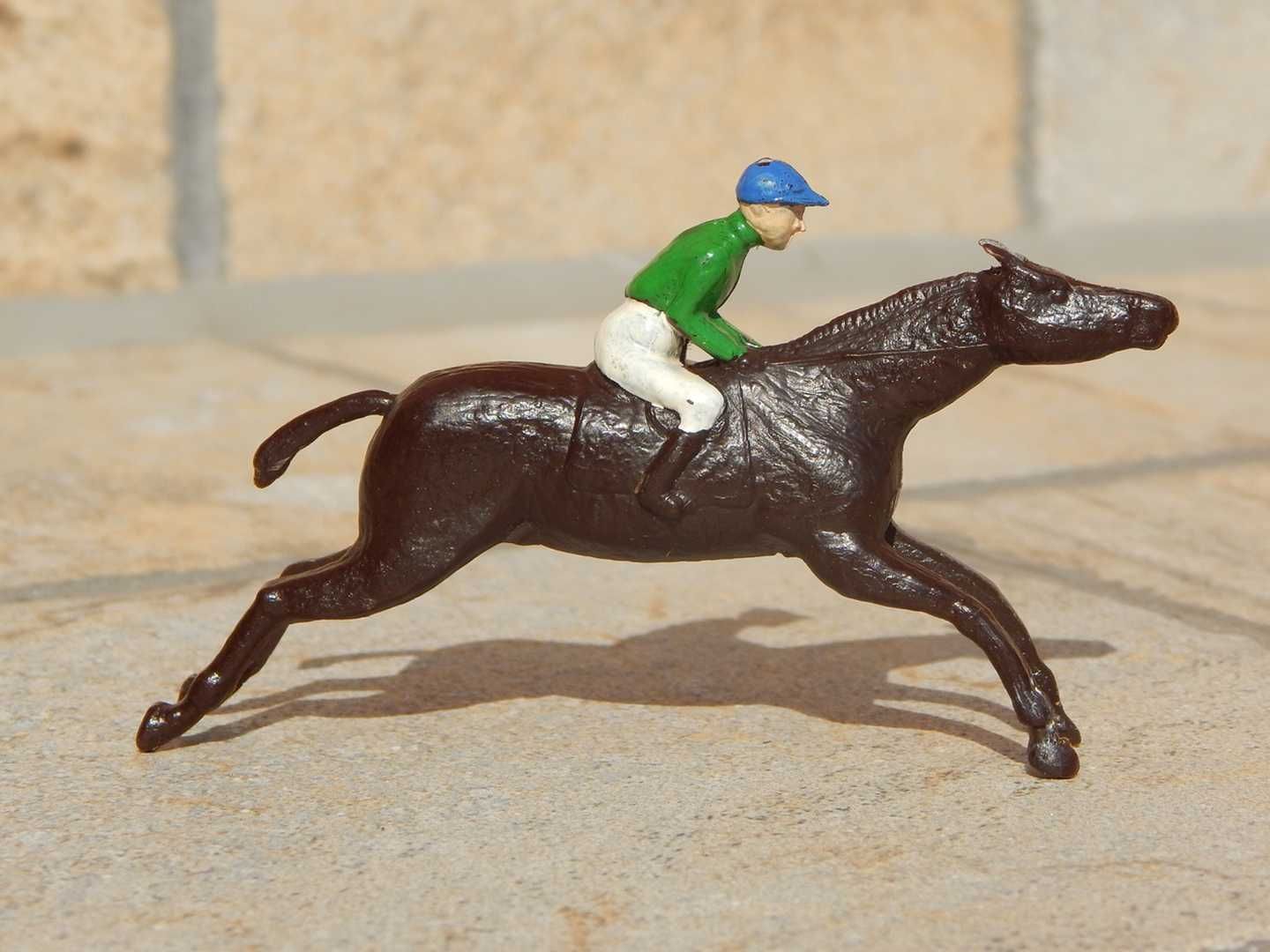 Figurina calaret pe cal concurs echitatie scara 1:18 din plastic