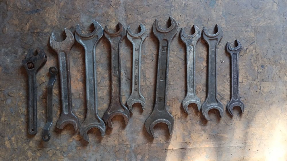 Продам.  ключи. Б/У.  Шиномонтажку и разводной ключ. б/У