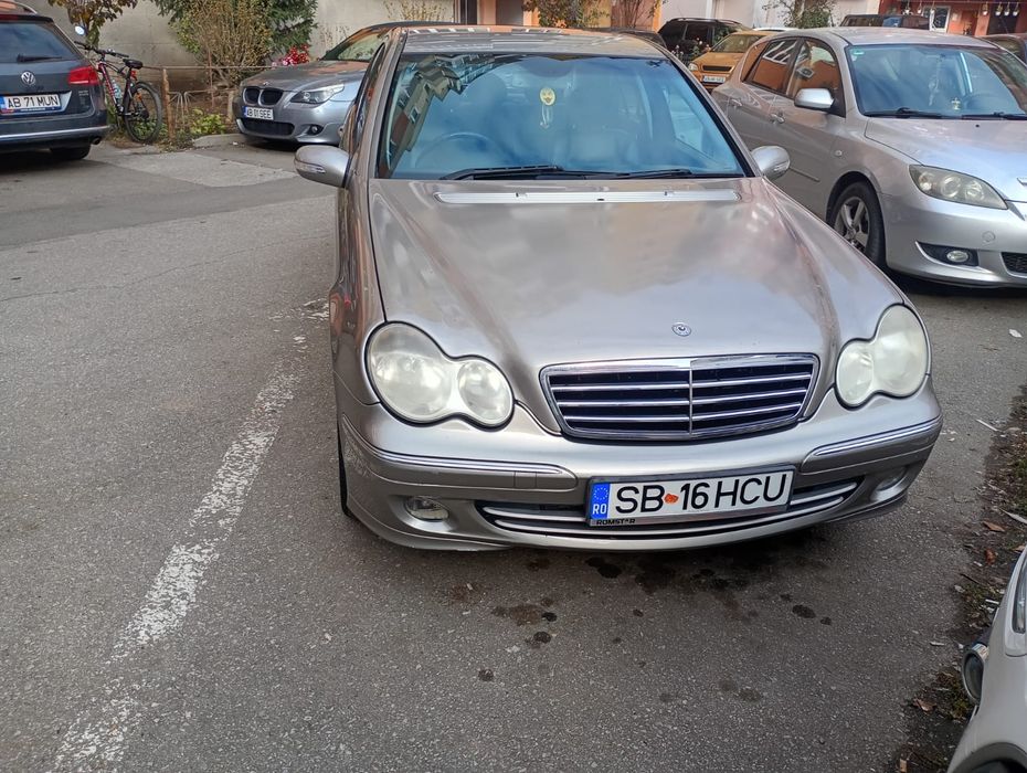 Mașină Mercedes C180