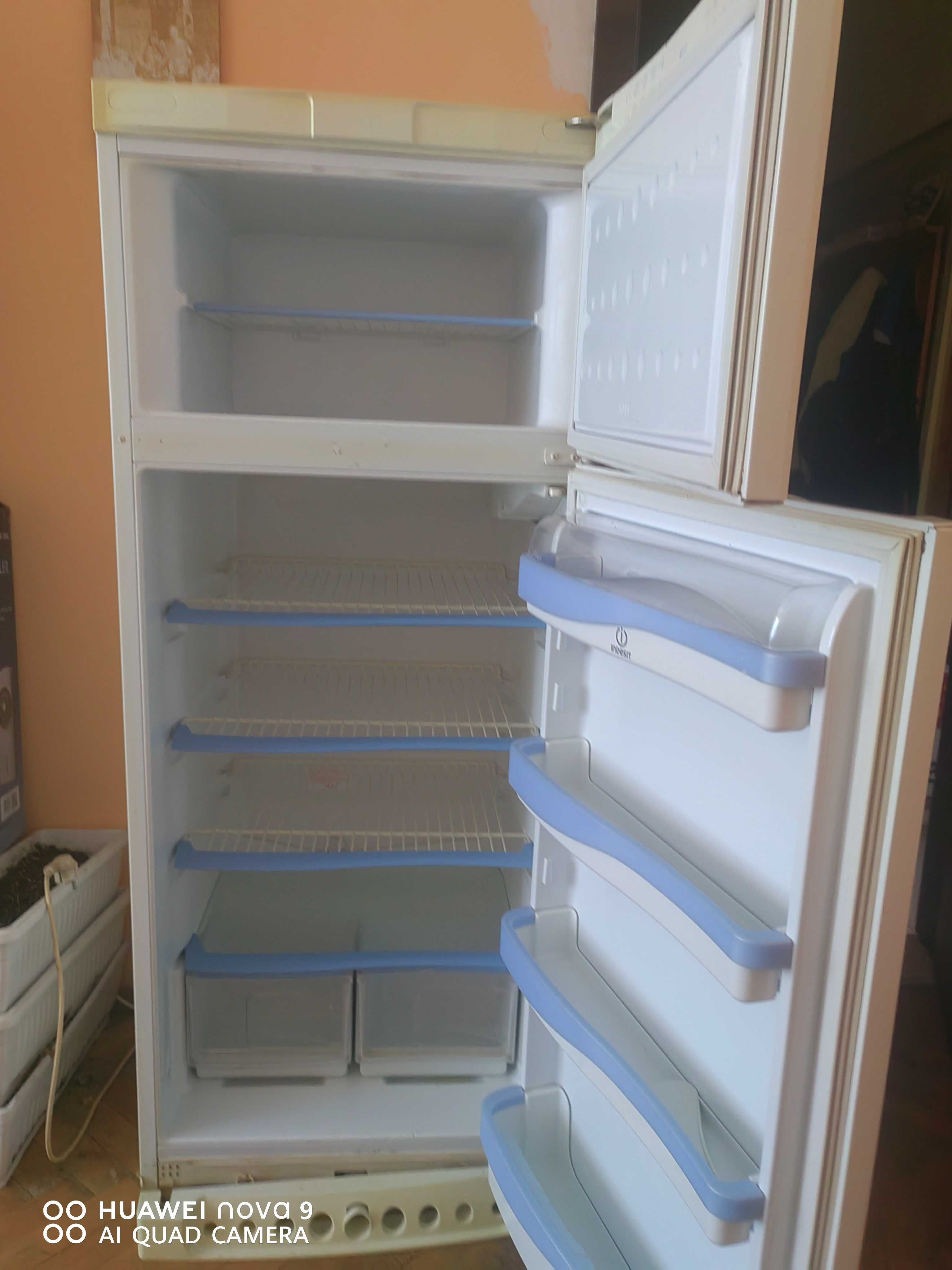 Хладилник с фризер Indesit