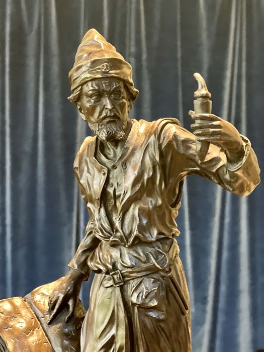 Statuetă din bronz pe soclu de marmură – „Căutătorul de cunoaștere”