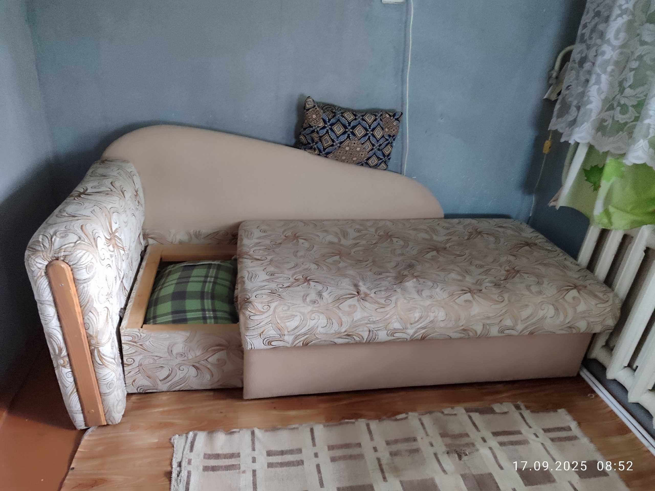 Продам диванчик . Б/У. Раскладывается .