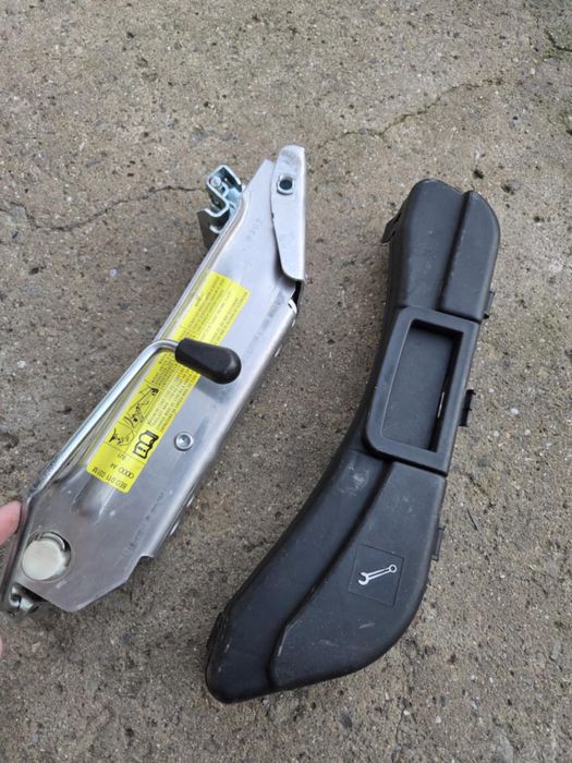 Крик и ключ за гуми за ауди