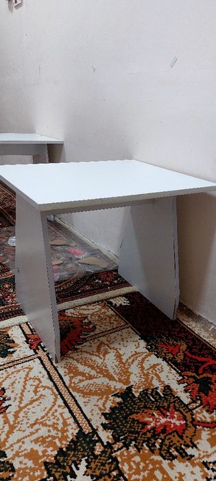 Продаются 4 пластмассовых стульев и 2 стола