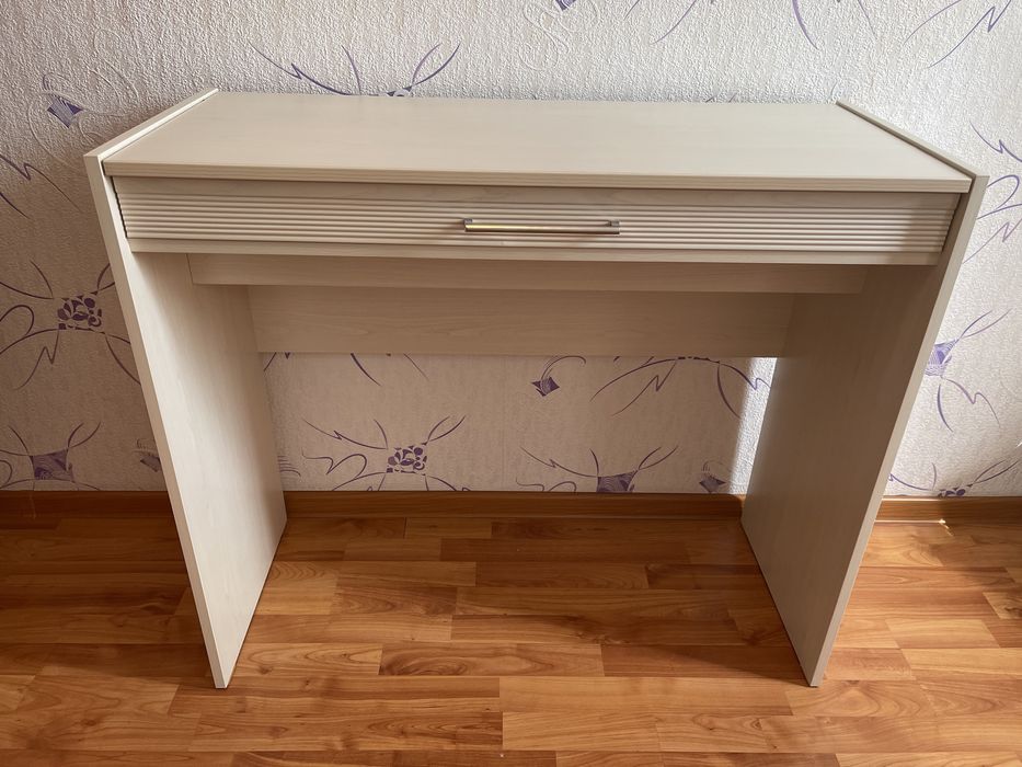 Туалетный столик, дамский столик