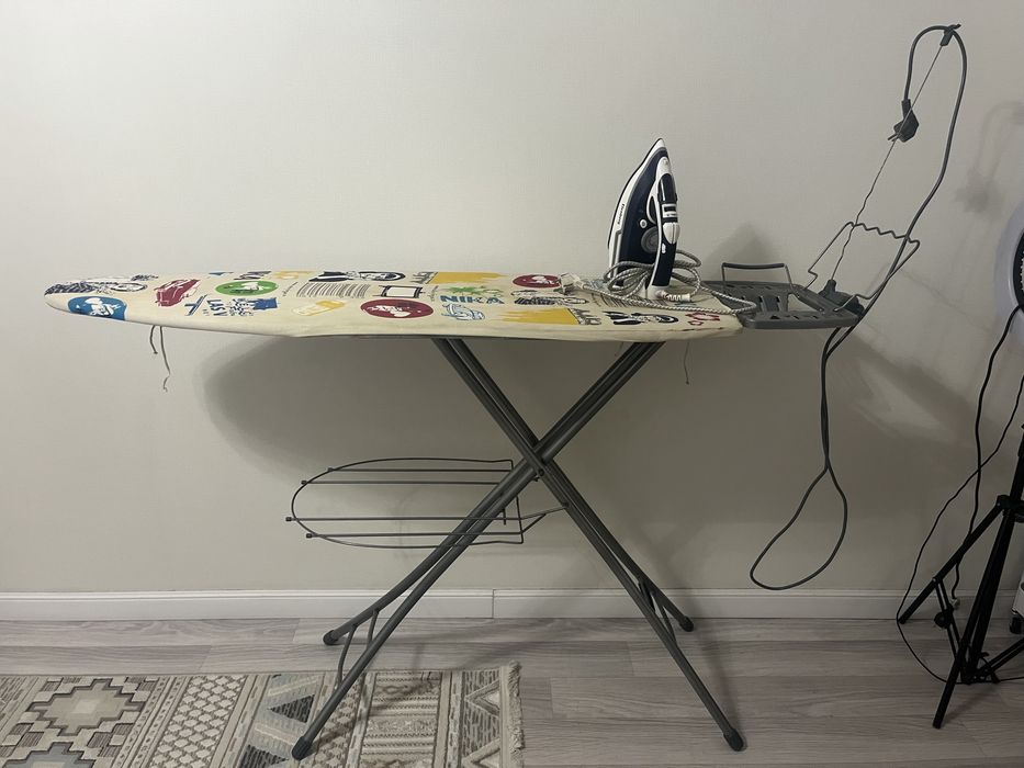 Гладильная доска и утюг