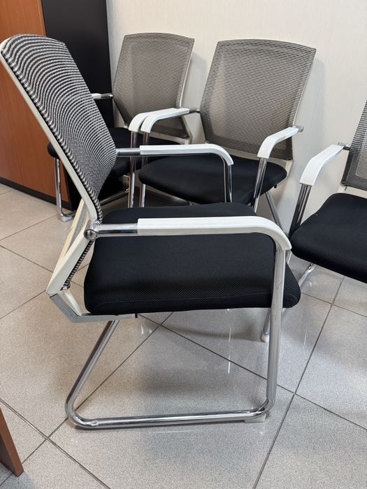 Кресла офисные на полозьях