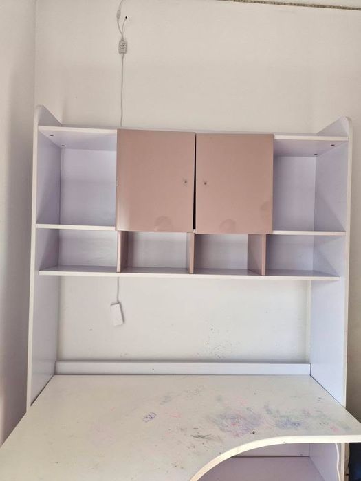 Birou cu rafturi incorporate