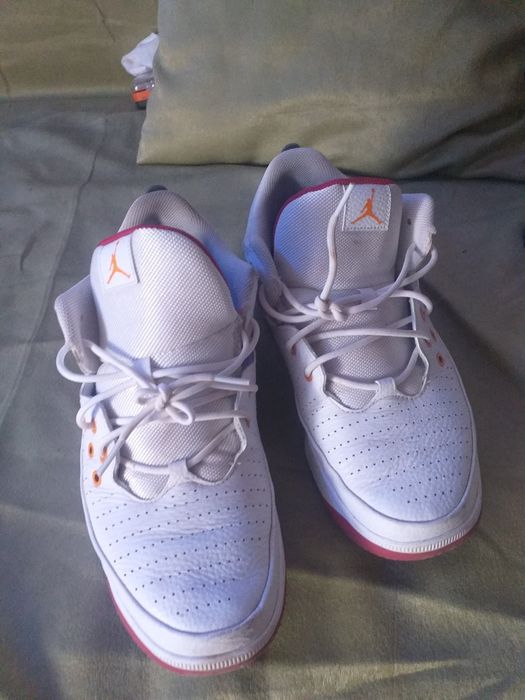 Vand adidași aproape noi  purtați foarte puțin