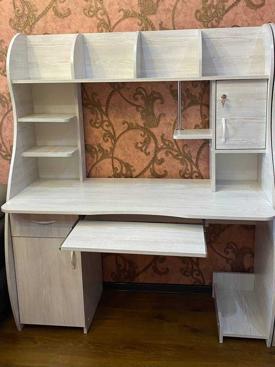 Письменный и книжный стол