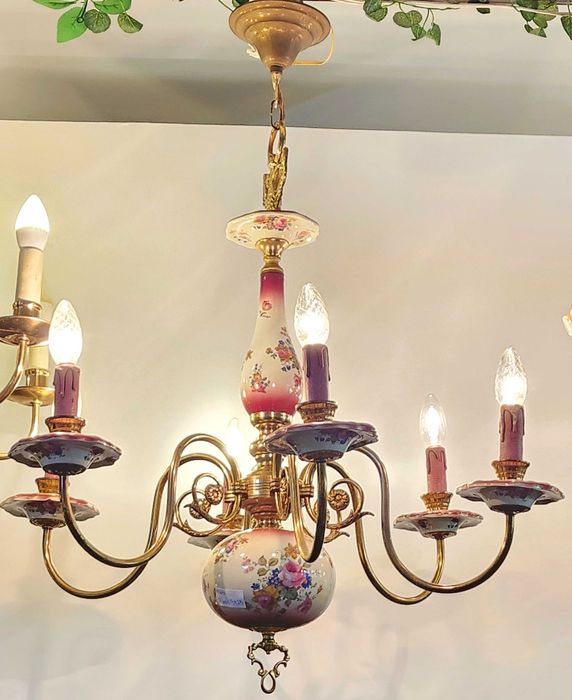 Порцеланов полилей с флорална декорация и месингови елементи