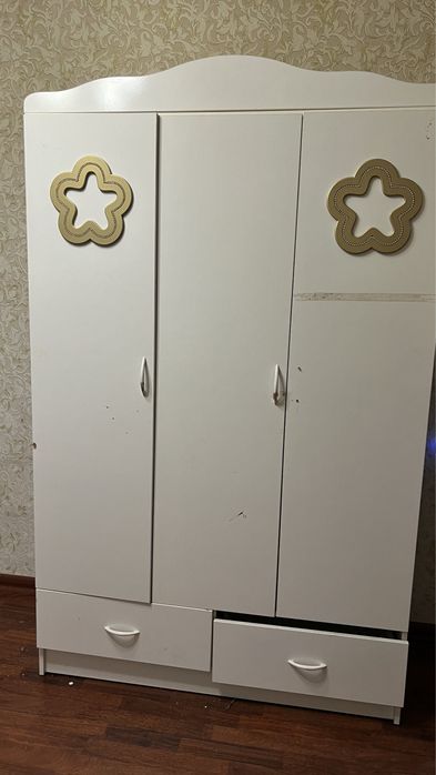 Продам срочно Детсткий шкаф с тумбочкой!