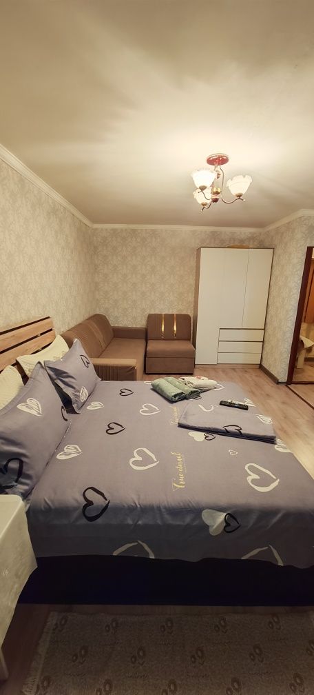 Посуточно  1 -ком Квартира.Смарт,ТВ . В,Центр  Площадь.Ночю 8200т
