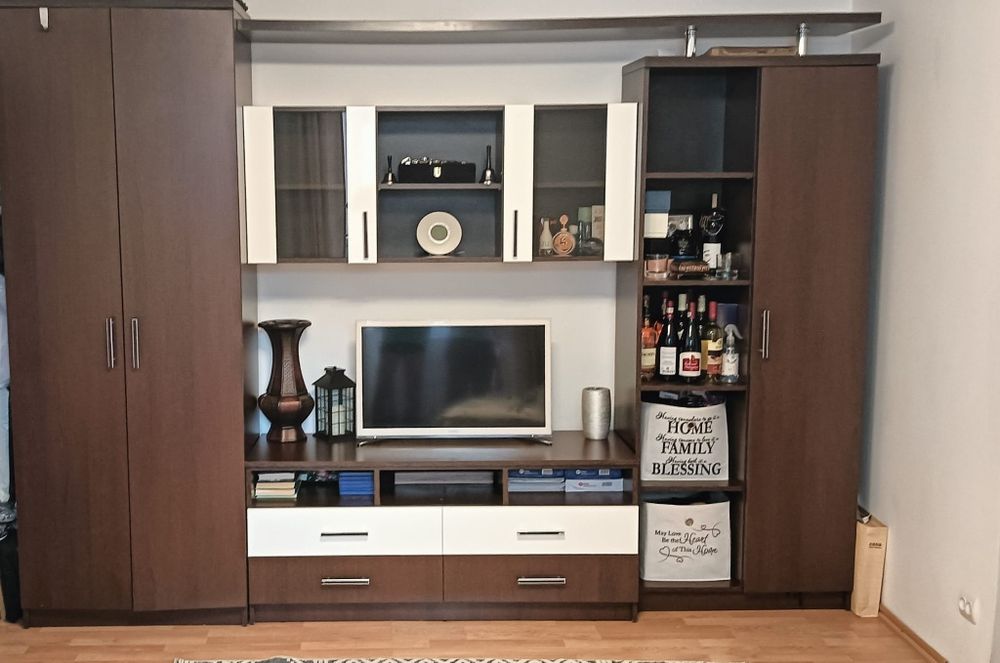 Vând biblioteca  3000/2200