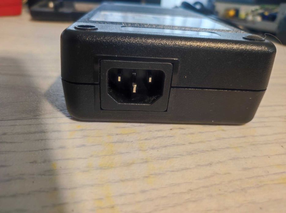 Продавам оригинален мощен адаптор / зарядно за лаптоп и други