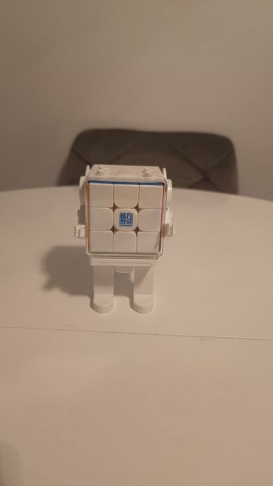 Cub Rubik plus stand tip robot