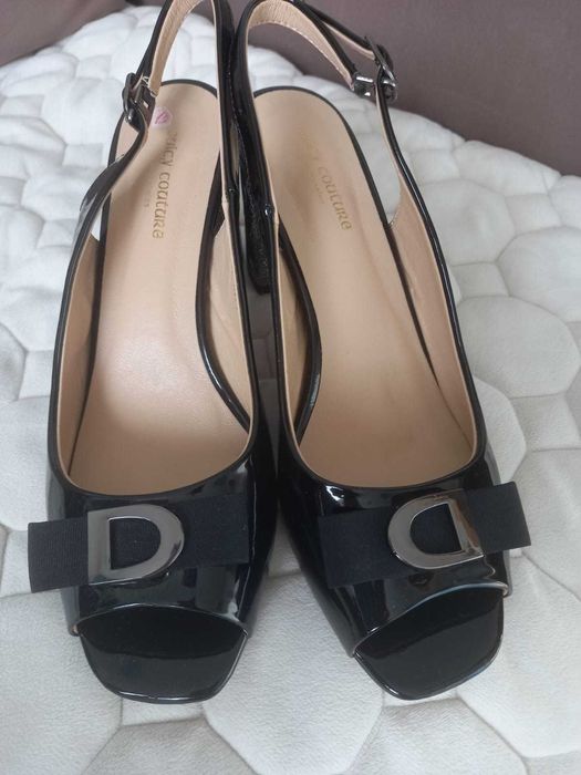 Новые лакированные босоножки 39-40размер. Каблук 7см