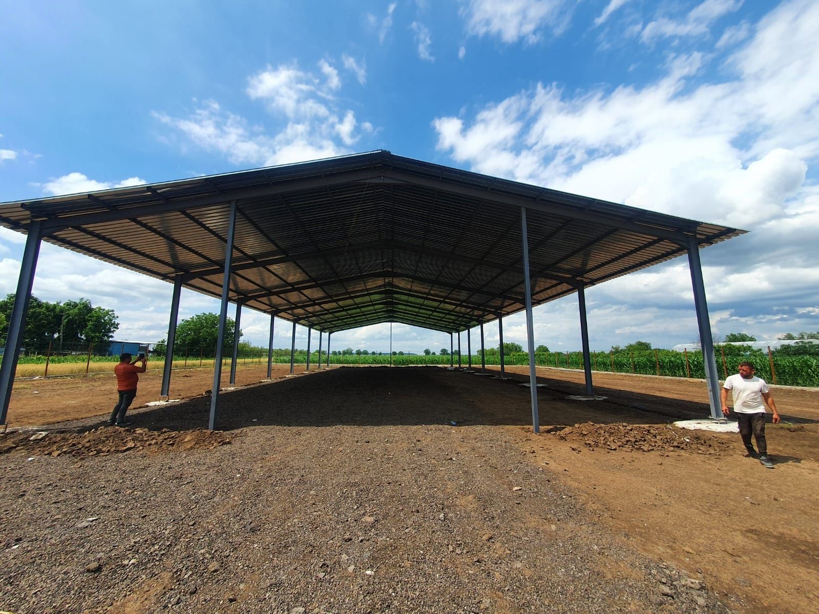 Hala metalica 15×30×4 structura  din ipe 200 cu tabla pe.acoperis