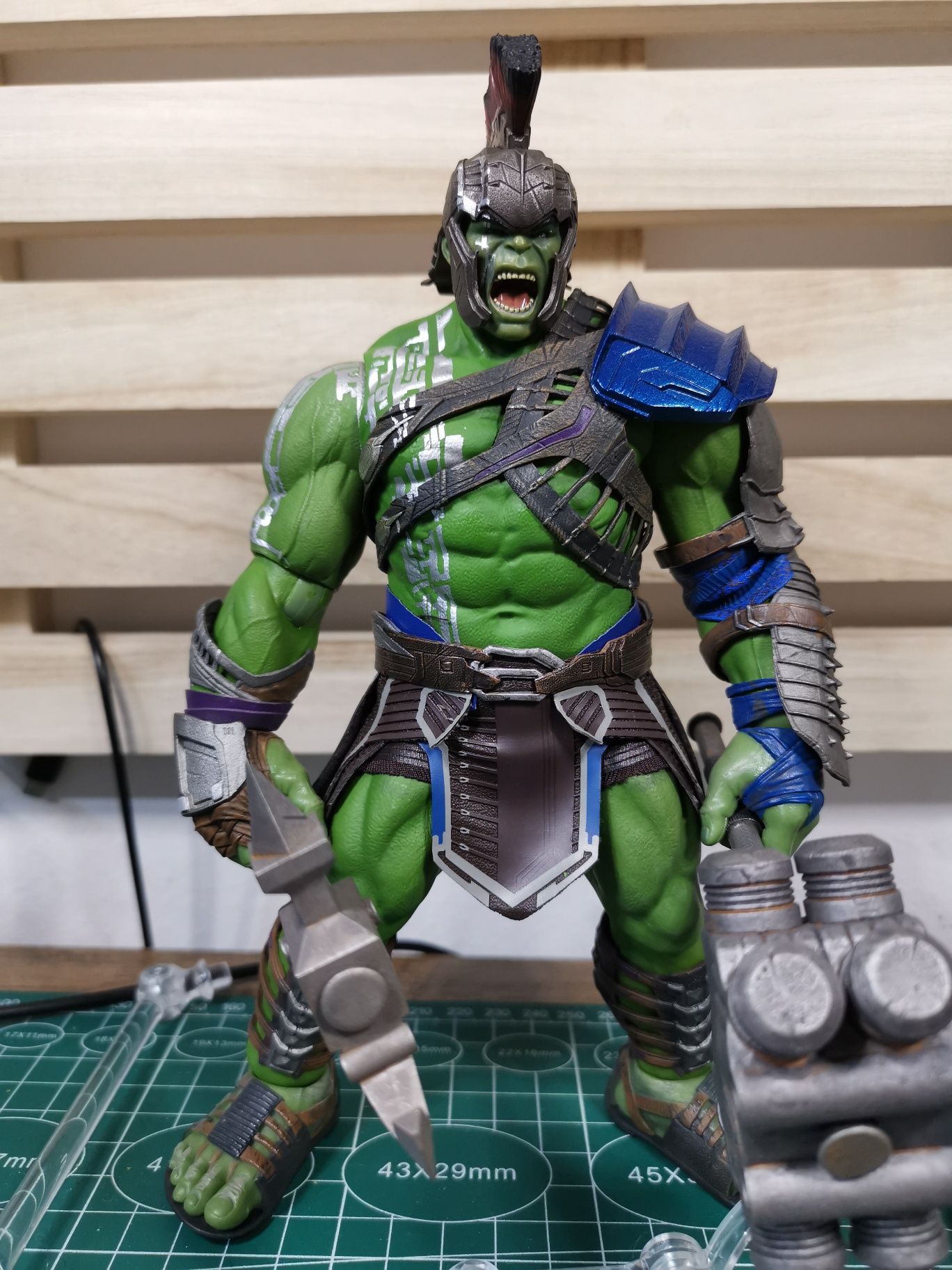 Figurina Articulata Mezco Hulk Ragnarok MCU Marvel