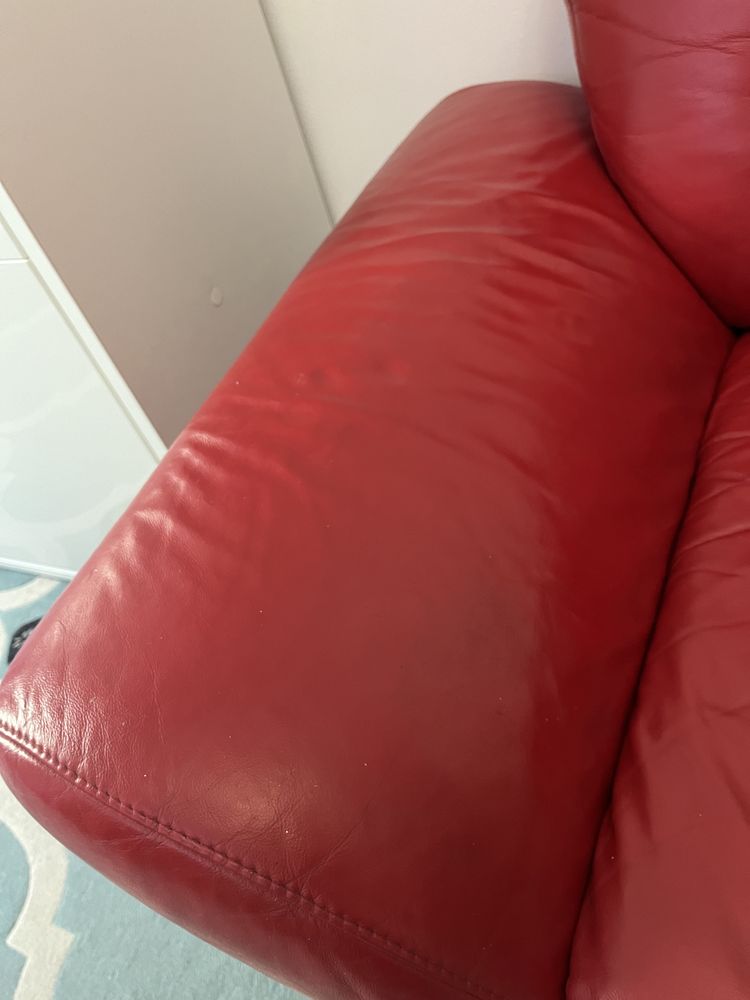 Canapea din piele rosie