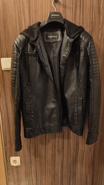 Мъжко Kожено яке, черно, L, с качулка и ципове, 36 лв.