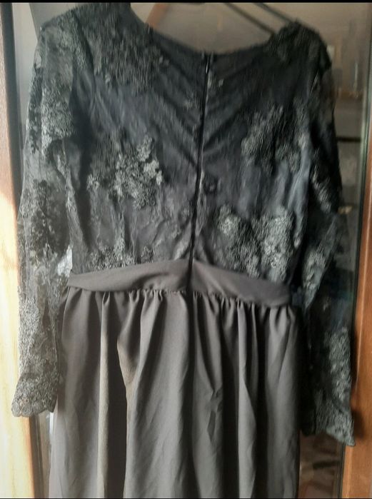 Rochie lungă cu dantelă.