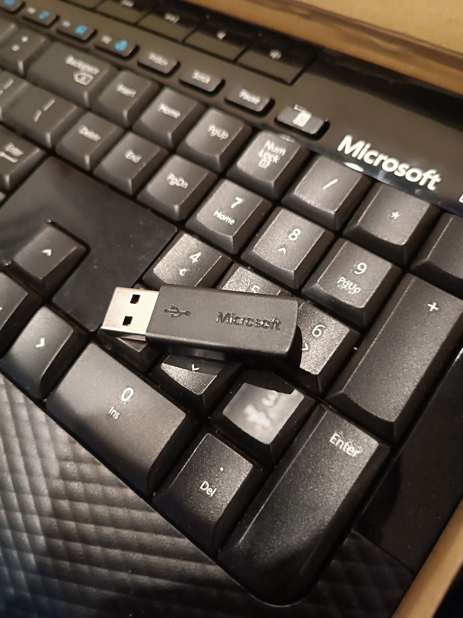 Vând tastatură + mouse wireless Microsoft
