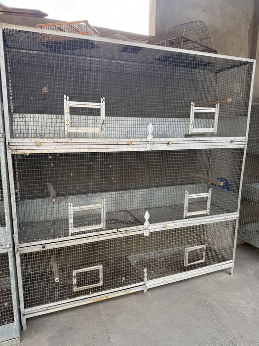 Продаётся клетка для попугаев (3-ярусная, алюминий)