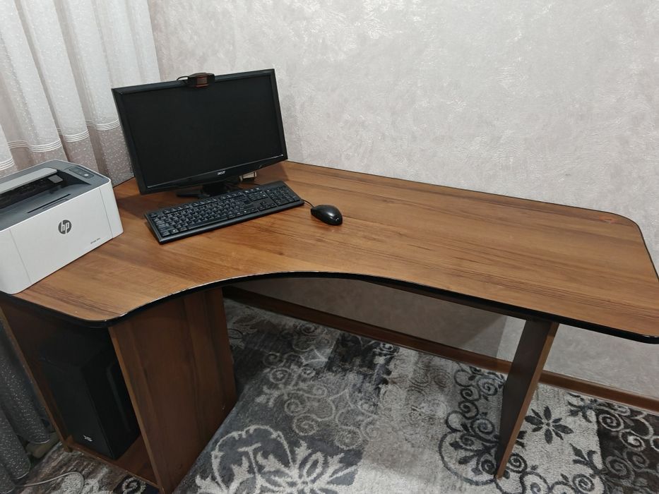 Продам большой удобный компьютерный стол