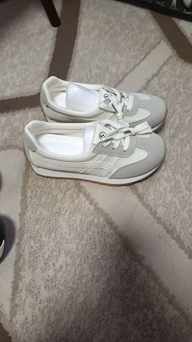 В продаже имеются женские кроссовки