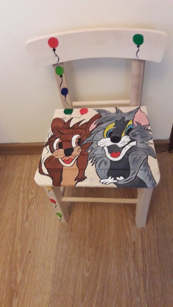 Рисувано дървено детско столче.