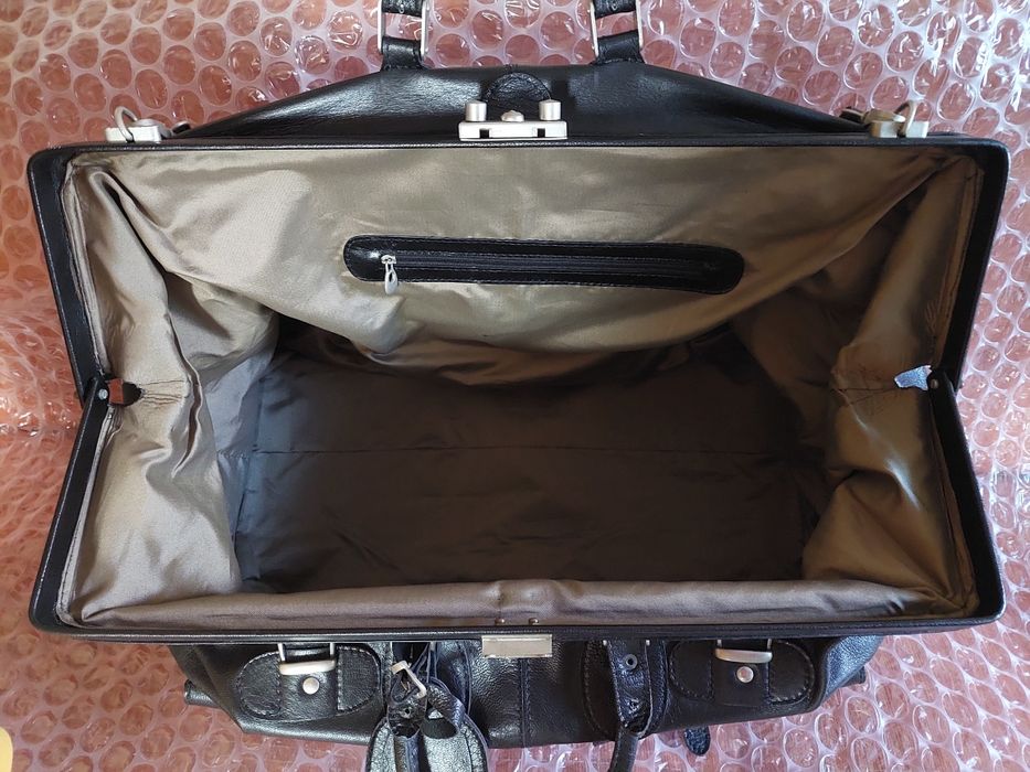 Geanta voiaj piele naturala neagra la doar 599ron !