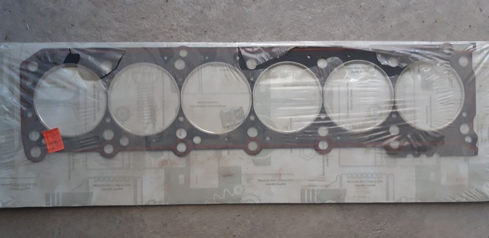 Продам прокладку на двигатель, поворотники передние на мерс